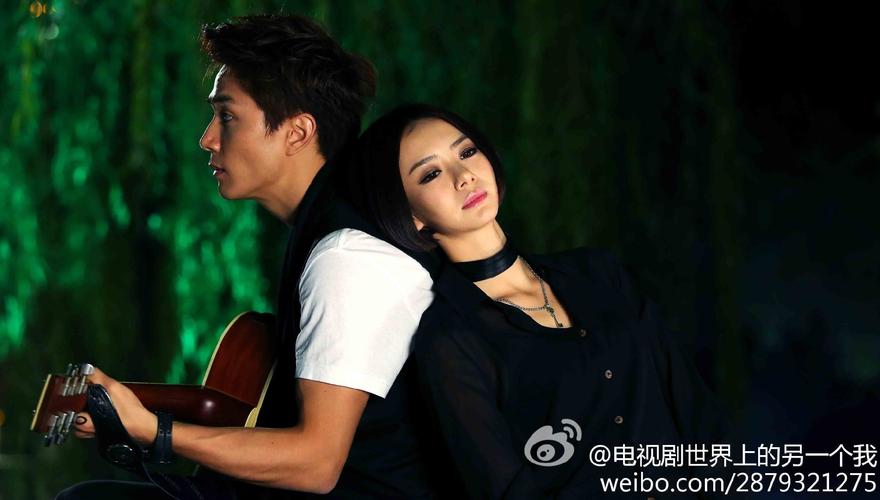 2012年,戚薇与李承铉主演都市剧《世界上另一个我 》因戏结缘.