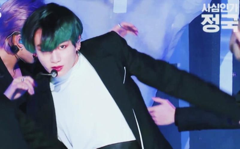 田柾国黑天鹅官方直拍现场混剪冷艳的绿孔雀啊简直了