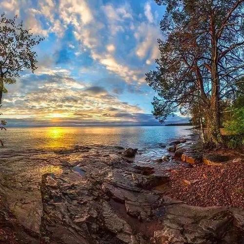 被《中国国家地理》杂志评为"中国最美湖泊"——喀纳斯,澄清的碧绿湖