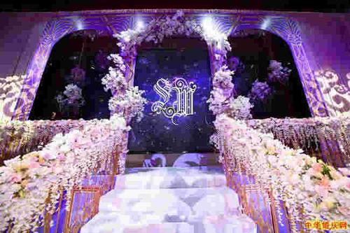 紫色主题酒店婚礼纱幔花亭现场布置图片 西式风格婚庆现场花亭装饰