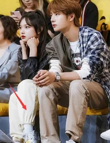 王一博在节目中直接握住程潇的手,抢过筷子吃东西,关系太好了