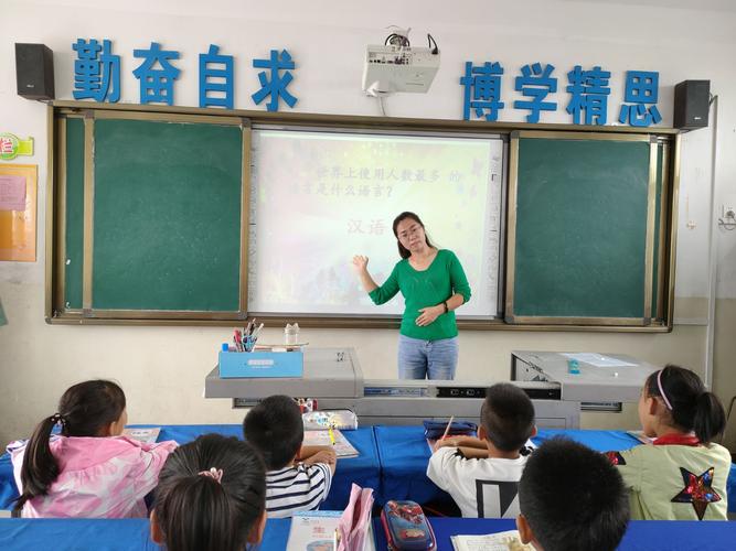 何老师和颜悦色的讲解汉语是世界上最美的语言,让孩子们懂得会说汉语