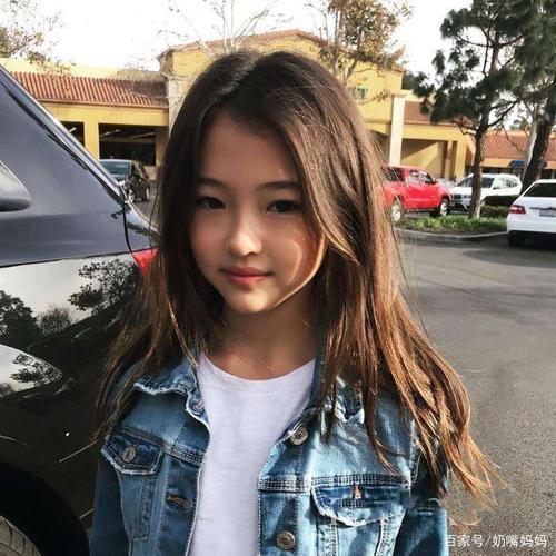 10岁女孩成签约模特,"性感"照片引争议,网友:性教育缺失
