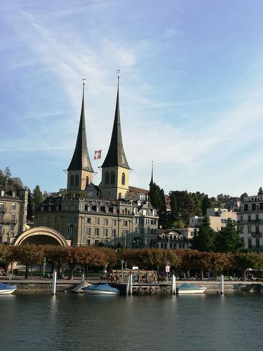 楚格小镇是瑞士游览具有一格的老城,其各色各样的欧色建筑小屋闻名于