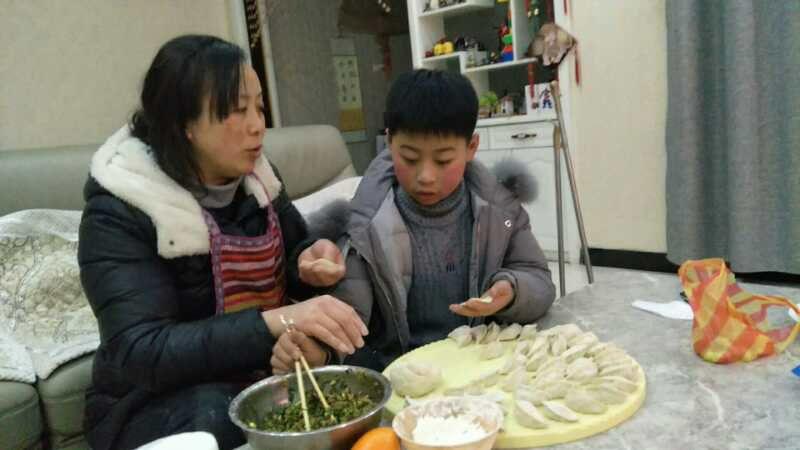 除夕了,我和妈妈一起包饺子了!