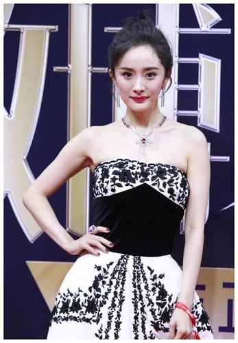 杨幂:抹胸提花晚礼服,高耸丸子头似少女