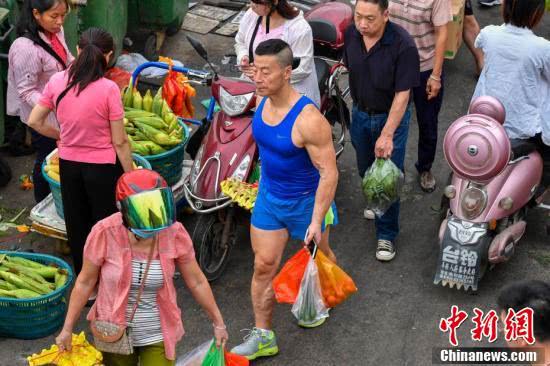 中国健美"常青树"杨新民 70岁依旧健硕胜常人