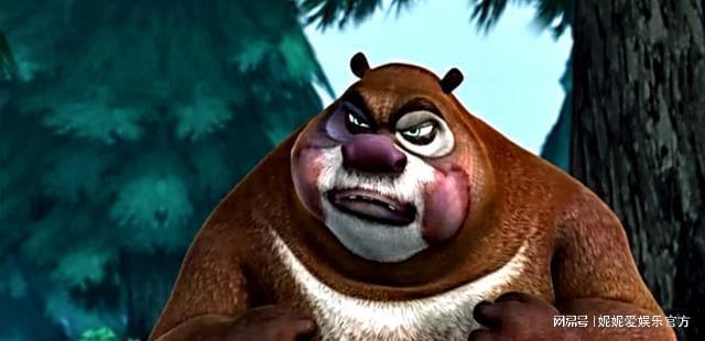 熊出没图四这张图片中的熊大有点搞笑,他正趴在地上看着一只小鸭子,而