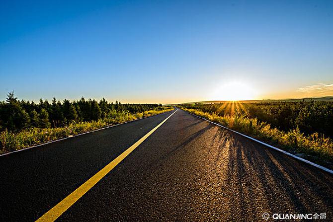 清晨穿过草原的公路