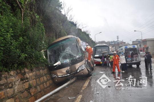 大巴车侧翻路边水沟伤14人 云南个旧消防紧急救援(组图)