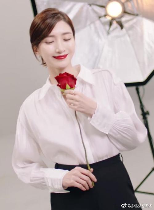 江疏影确实越来越会凹造型了,这也难怪,这么多大品牌喜欢找江疏影做