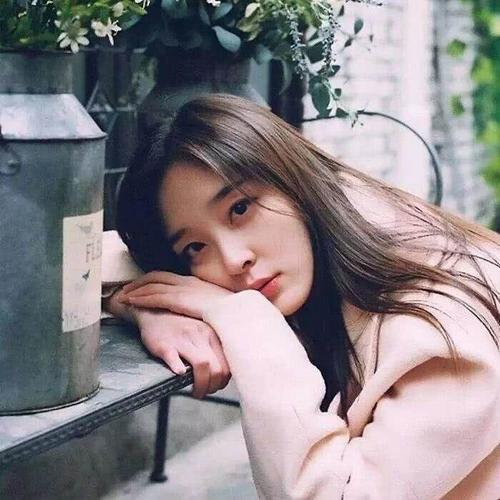 趴着的女生图片期待的眼神