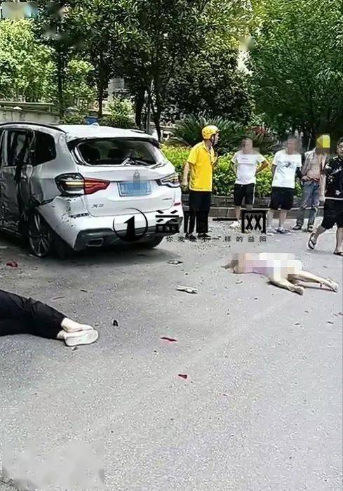 太揪心益阳今日连发两起车祸两名女子头部血流倒地不起生死未卜现场一