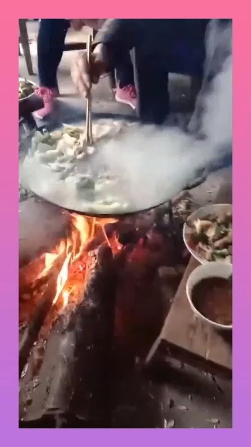 农村杀猪后这样吃火锅,你们会嫌弃吗?网友比大饭店的好吃!