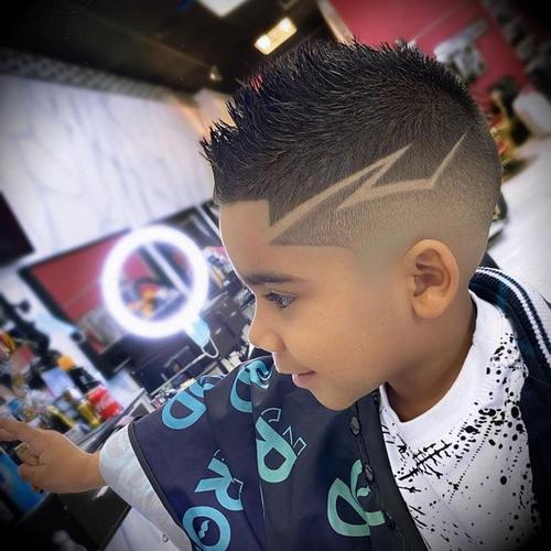 超短寸头是很多妈妈们都比较喜欢的发型 ,简单时尚好打理 ,剪完十分