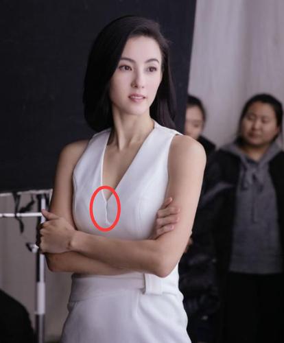 张柏芝在拍摄大片写真的时候,身上穿着一条白色的连衣裙,这款连衣裙