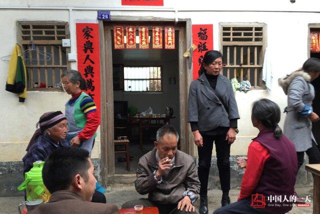 春节走亲访友,母亲难得清闲一下,和家里的亲戚聊天.