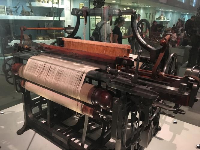 蒸汽动力驱动的织布机面世,给棉花种植,绵羊饲养和人们的服装带来了