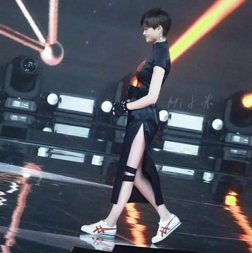 别吵架了,和平大使李宇春的腿比今天宣的豆奶好喝b.