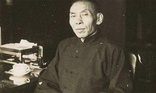 一,悲惨童年经历他是中国近代史上一个传奇性的人物,这个上海滩教父