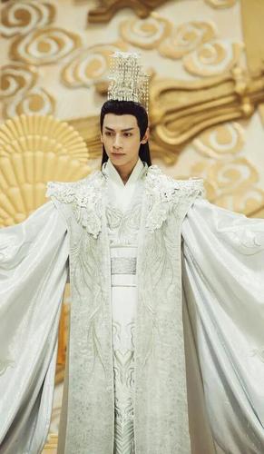 深扒润玉的衣柜,衣服可以暖身,暖不了心.