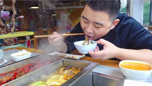 超小厨吃42元自助火锅,10盘毛肚2盘鸭肠,吃到老板怀疑人生