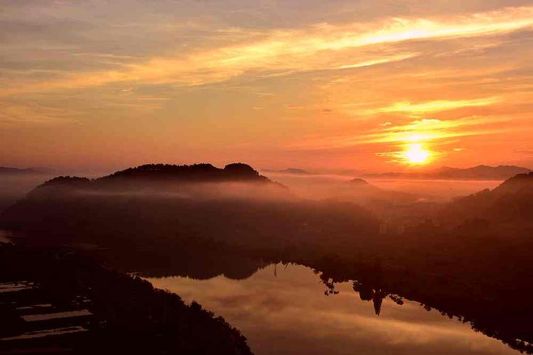 上一页 下一页 作品名称: 大河流金  作品描述: "火红的太阳刚出山