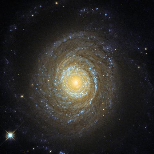 根据星系的形态,分为椭圆星系(elliptical galaxy),旋涡星系(spi1103