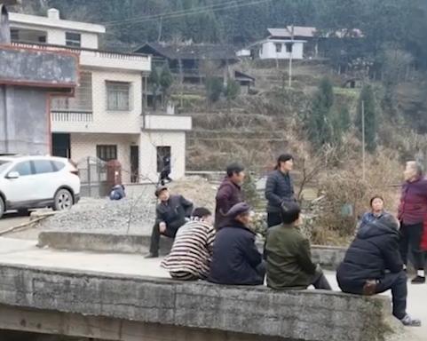 广西小伙吃席偶遇情报局大妈隔座交换情报夹中间大爷亮了