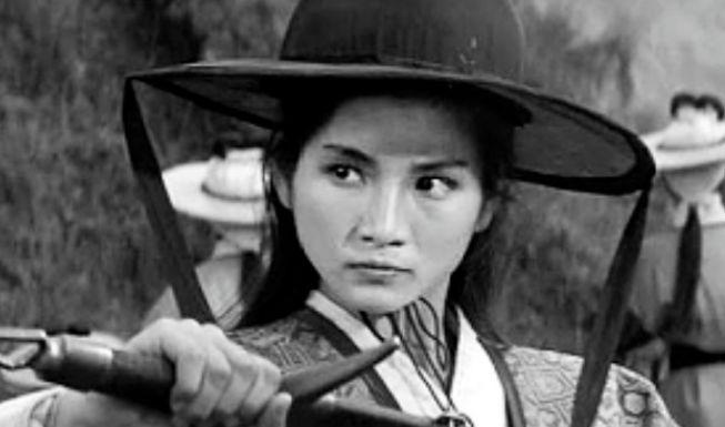 她是一代武打女明星,24岁嫁豪门后息影,为生儿子怀8次