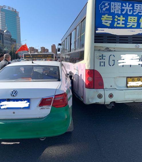 【城事】白城一中路口公交车强行变道,两车相撞,交通直接陷入瘫痪!