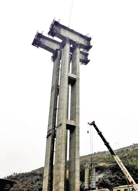 在建的者告特大桥191米桥墩,是汕昆高速在我州境内最高的桥墩.