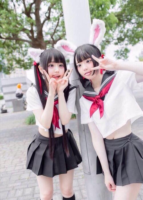 一个猫耳,一个兔耳,两个表情搞怪的jk小妹妹,是有点小可爱呢