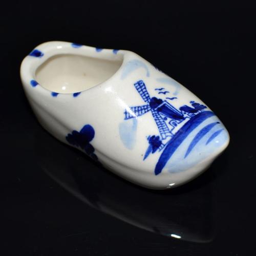 荷兰风车图案青花小瓷鞋