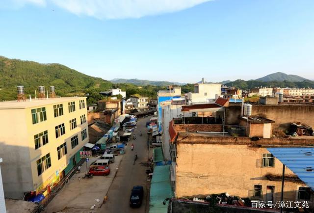 马铺乡位于云霄县西北部,距县城28公里,乘车需一个小时.