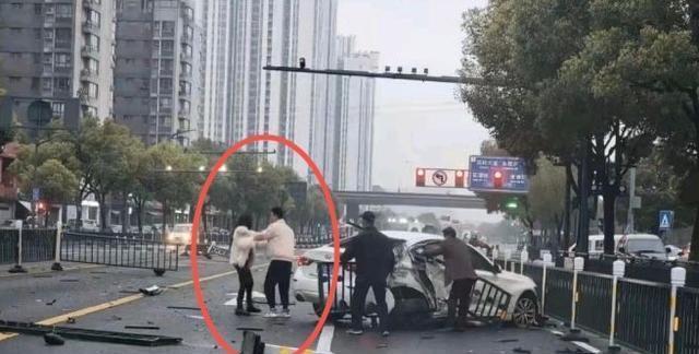 江苏一轿车撞护栏被贯穿致22岁女乘客身亡目击者透露更多细节