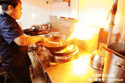 大火爆炒出真谛 火势窜天像表演