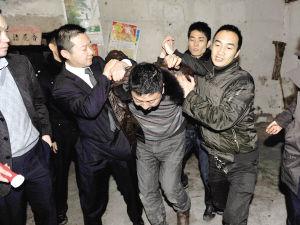 辞职借钱炒房欠下120万元他把琴行老板的儿子绑架了