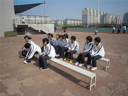 辽河油田第二高级中学_10级活动_8班学生在做仰卧起