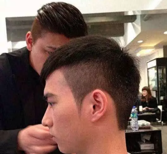 男生理发时被问"想怎么剪"?别只会说"两边推",不会答吃大亏