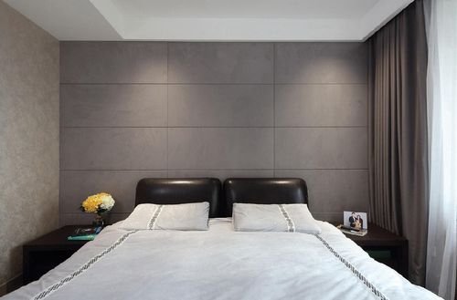 主卧将简约风进行到底,背景墙采用硬包设计,其余墙面皆采用香槟色的带