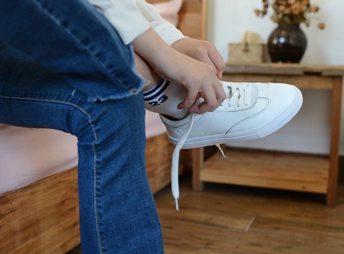 女生白袜运动鞋 (第1页)