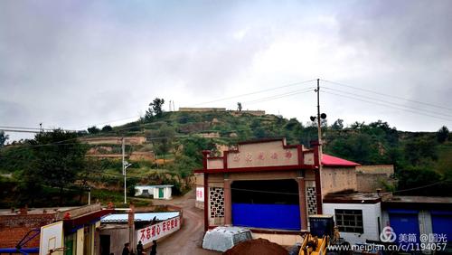 磁窑沟西侧的山顶上,原属寺也乡,现属鹿固乡,本来走磁窑沟煤矿路程短