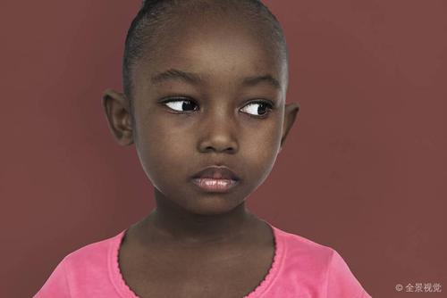 严肃_非洲_小_小女孩_姿势_工作室_头像_脸_概念_图片