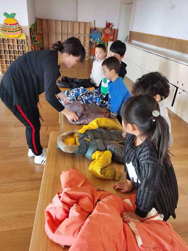 吉的堡恒大绿洲幼儿园大班叠衣服的美篇记录