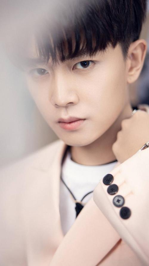 演员任嘉伦,帅气写真照,请来收藏你的心上人吧