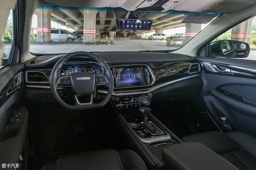 捷途x90整体内饰看上去大气简约,贯穿式银色饰条和环绕式氛围灯拉伸了