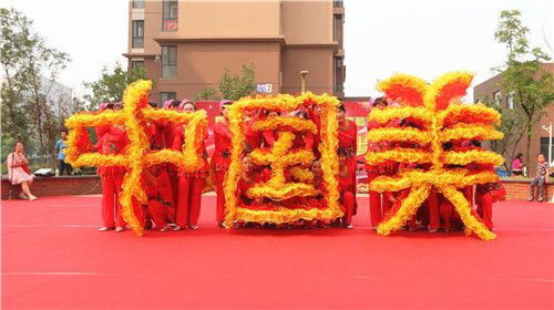 舞蹈演员们用扇子舞出"中国美"字样.图片来源:西青文明办