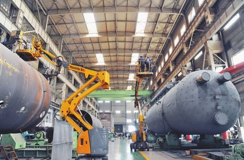 哈电锅炉重容分厂工人正忙碌进行公司重点产品的生产作业.