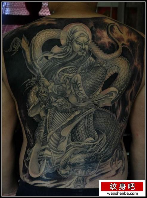 霸气超酷的满背关公骑龙纹身图案